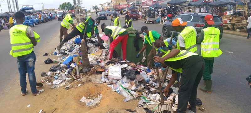 Le déversement des déchets hors des bacs ne facilite pas la tâche aux équipes de ramassage. (Ph: G.G)