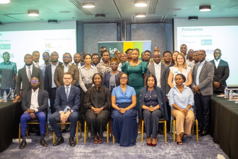 Photo de famille des participants à l’atelier de restitution et de clôture du programme COCOAPERATION.