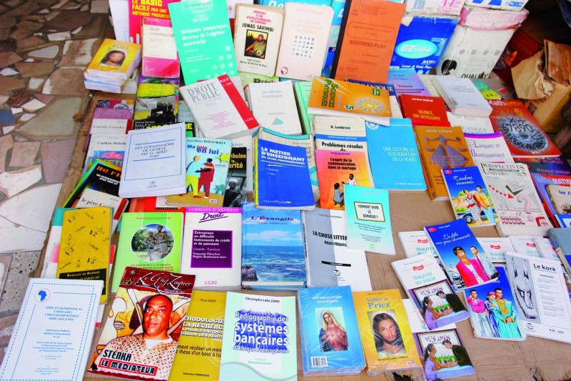 Photocopiés ou piratés, les manuels de développement personnel s'étaient à même le sol dans les communes d'Abidjan, bradés entre 1 000 et 3 000 Fcfa. (Ph: Joséphine Kouadio)