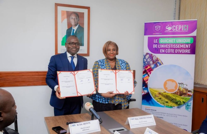Madame Solange Amichia, Directrice générale du CEPICI, et Monsieur Éric Akouté, Directeur général de l’APIEx Bénin, lors de la signature du MOU.