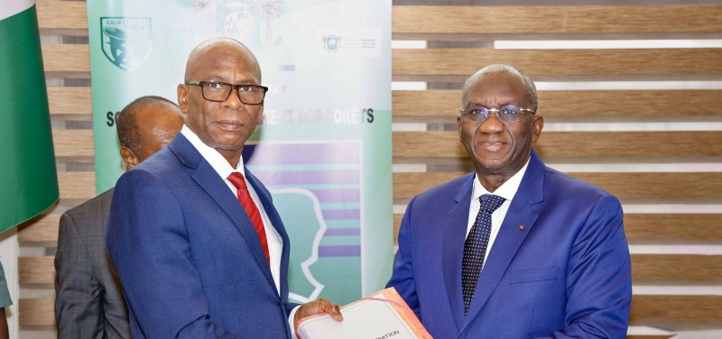 Conservateur général Sangaré Mamadou (DG sortant) et Conservateur général Coulibaly Brehima (DG entrant) lors de la cérémonie officielle de passation de service à la SODEFOR.