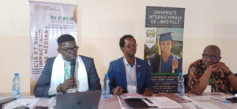 Pour Cyprien Kouassi, membre de l’Upf section Côte d’Ivoire (à gauche), le  journaliste doit redevenir un repère, plutôt que d’être un simple diffuseur. (Ph: Dr)