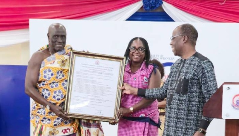 Amoa Urbain (à gauche) vient d’être élevé au rang de Professeur titulaire hors grade des universités par la Conférence interuniversitaire des études doctorales. (Ph: Dr)