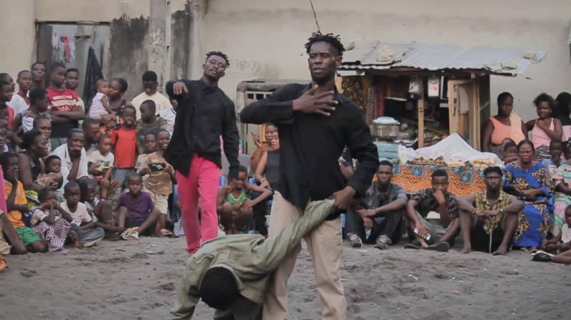 Le Broukabrou en pleine démonstration dans un quartier d'Abidjan.