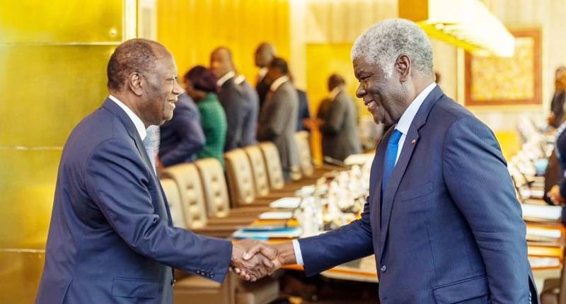 Le Président Alassane Ouattara félicitant le Premier ministre Robert Beugré Mambé.