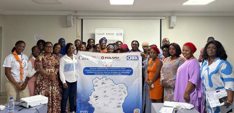 Photo de famille des participantes à l’atelier « Femmes, désinformation et extrémisme violent », tenu le 23 janvier 2026 à l’hôtel La Rose Blanche, à Abidjan (Ph: CRPA)