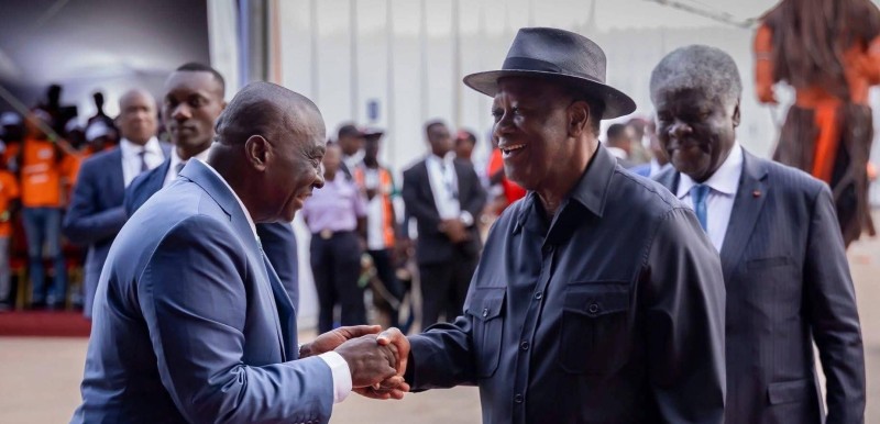 Le ministre d'Etat Adjoumani saluant le Président Ouattara