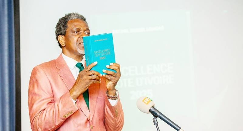 Michel Russel Lohoré, journaliste-communicant, président fondateur d’Excellence Côte d’Ivoire et d’Excellence Côte d’Ivoire Forum, présentant l'ouvrage contenant des modèles inspirants. (Ph: Dr)