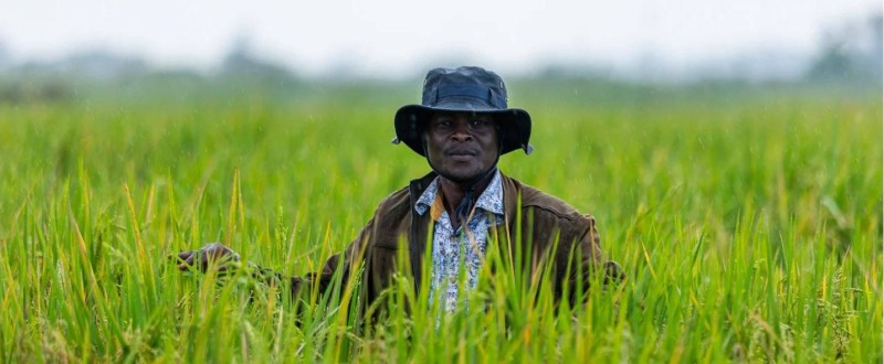 Des financements de la Banque africaine de développement aident des agriculteurs comme Emmanuel Wabwoba à adopter une agriculture climato-intelligente en Ouganda et dans l’ensemble du continent. (Ph:BAD)