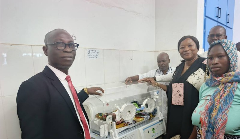 Remise officielle de la couveuse à la maternité Henri Konan Bédié de Cafetou par les responsables de l’ONG Kanyan, en présence des autorités administratives et sanitaires d’Abengourou.