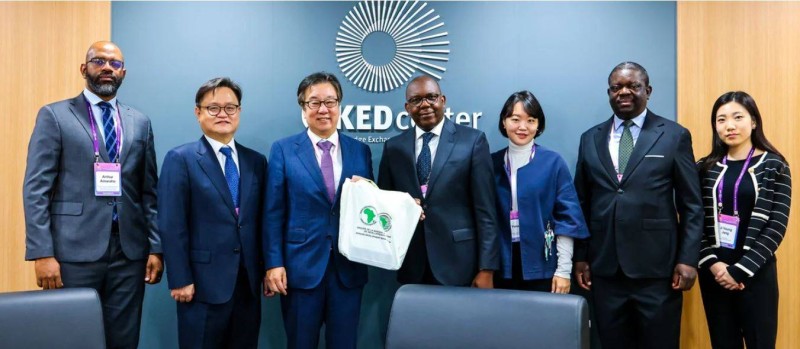 Jacques Edjangué, vice-président du Groupe de la Banque africaine de développement chargé de la Gestion des personnes et des talents (4e à partir de la droite), Dong Chul Cho, président du Korea Development Institute-KDI (3e à partir de la gauche), et Dong Soo Kang, directeur exécutif du Global Knowledge Exchange & Development Center-GKEDC (2e à partir de la gauche), lors d’une visite de la délégation de la Banque au GKEDC du KDI le 6 novembre 2025 à Séoul. (Ph:DR)