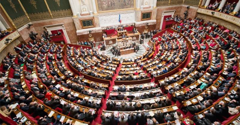 Les députés français ont adopté la loi sur l'interdiction des réseaux sociaux au mineurs.
