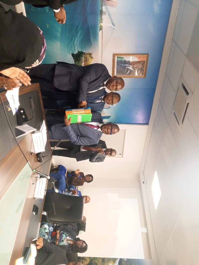 Abou Bamba (à gauche), le nouveau ministre de l'Environnement et de la transition écologique, recevant les dossiers en présence du secrétaire général du gouvernement.