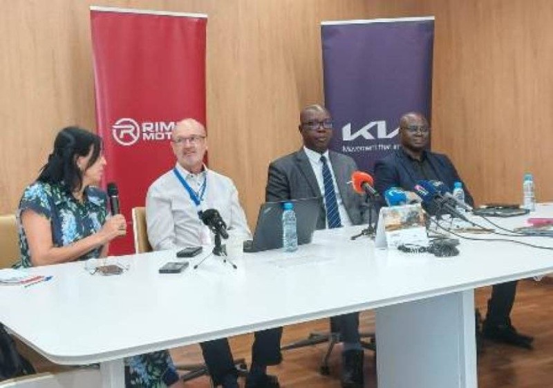 Jean-Claude Coulibaly (en costume cravate), président de l’UNJCI, lors de la conférence de presse de lancement du Week-end des Ebony 2026 à Abidjan.