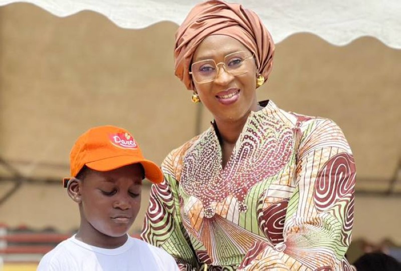 L'écrivaine Anzata Ouattara, initiatrice de la caravane littéraire, a remis des livres à plusieurs élèves au lancement de la caravane. (Ph: Dr)