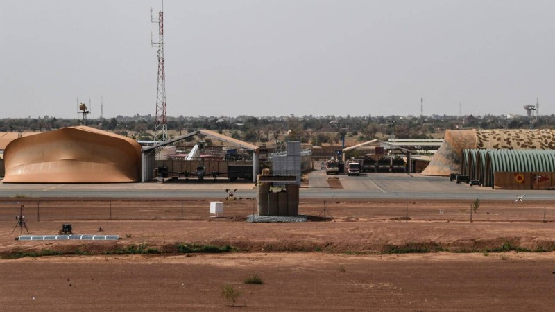  Une vue (datant de 2022) de la base 101 de l'armée de l'air nigérienne qui est située à proximité de l'aéroport civil de Niamey (image d'illustration). AFP - BERTRAND GUAY 
