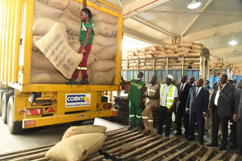 Le déchargement d'un camion en présence du directeur général du Conseil du café-cacao. (Ph: Dr)