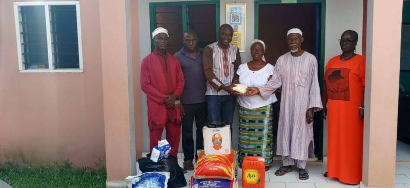 La délégation de la mosquée de Cafetou – Belle Villa lors de la remise officielle des dons à l’orphelinat Mamie Thérèse d’Abengourou.