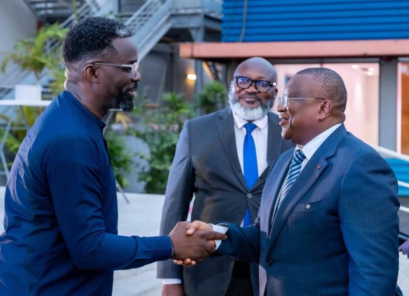 Sahifoulaye Koné, directeur général de Canal+ Advertising Côte d’Ivoire, saluant le ministre de la Communication, Amadou Coulibaly. (Ph: Dr)