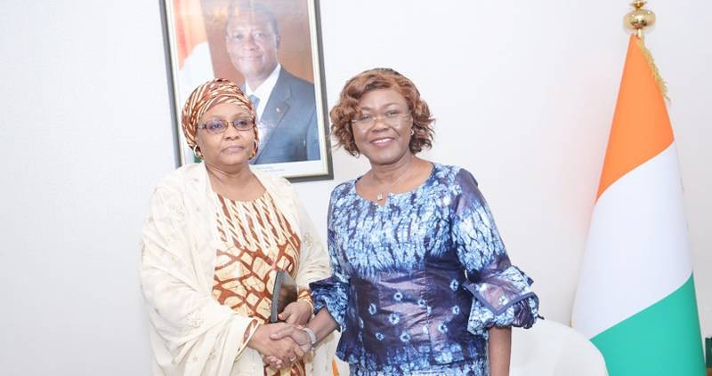 L'ambassadeur du Niger en Côte d'Ivoire (à gauche) a échangé avec le ministre d'Etat, ministre des Affaires étrangères et de la Coopération internationale (à droite). 