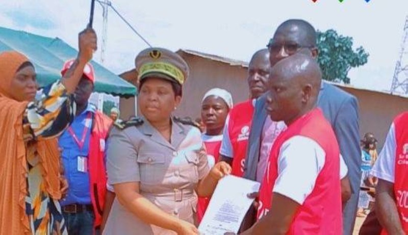 Le Sous-préfet de Dahiri Gnantin Valérie Pouehouin remettant officiellement la feuille de route au président du Comité de protection de l’Enfant de Zeriberi Bakouan Amidou