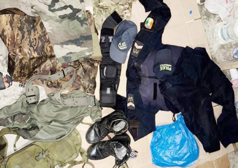 Une vue des tenues retrouvées chez le faux policier.