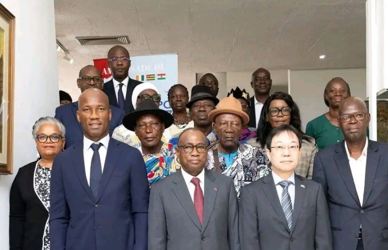 Le Ministre N'Guessan Koffi et la fondation Didier Drogba avec l'appui de l'ambassade du Japon ont signé le contrat d'aménagement du Lycée Moderne de Guibéroua (Ph: DR)