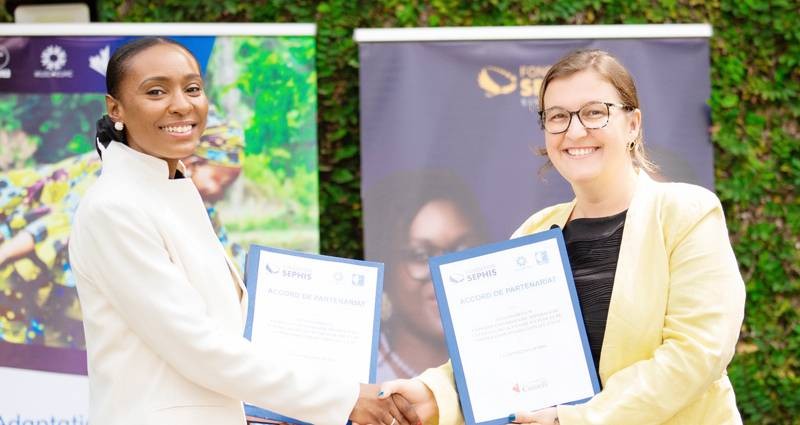 Séphora Kodjo (à gauche) et Sarah Lajoie Flyng ont échangé les parapheurs après la signature de l’accord. (Ph: Dr)