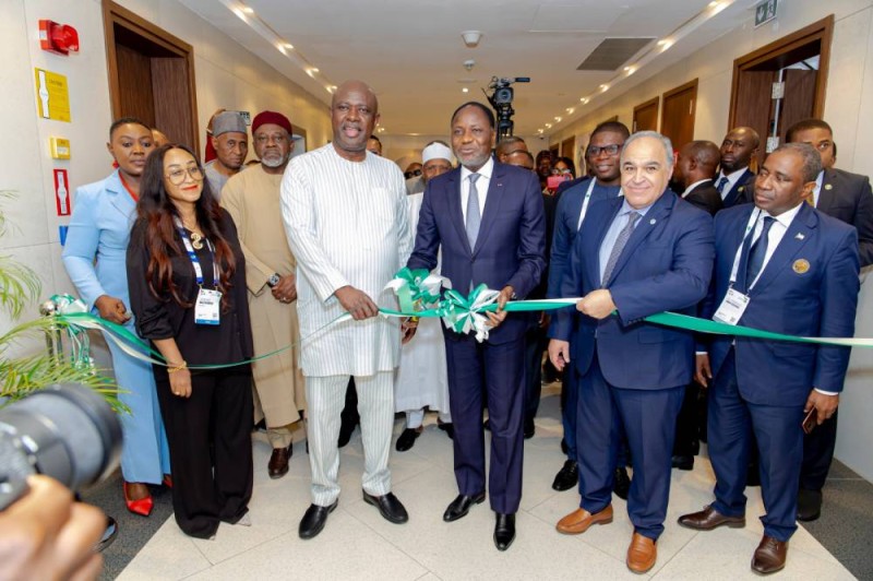 Le ministre Sangafowa-Coulibaly réceptionne les locaux du siège de l'Aeb des mains de son homologue nigérian, Heineken Lokpobiri (à gauche) sous le regard du Sg, Farid Ghezali (2e de la droite à la gauche.