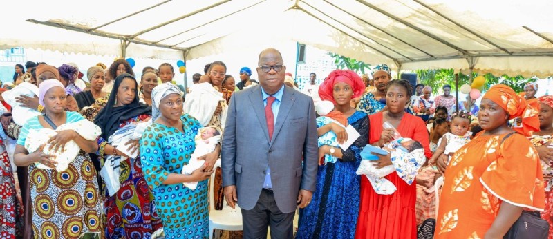 Plus de 500 mères nourrices bénéficient de kits pour bébés offerts par Laurent Tchagba, ministre conseiller à la Présidence de la République.