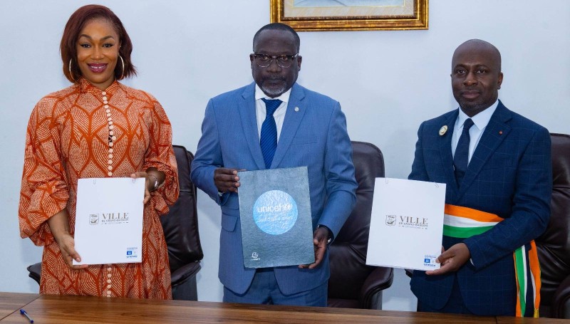 Le maire Jean-Louis Moulot, le Représentant résident de l'Unicef Jean-François Basse et la chanteuse Josey ont paraphé l'accord. (Ph: Dr)