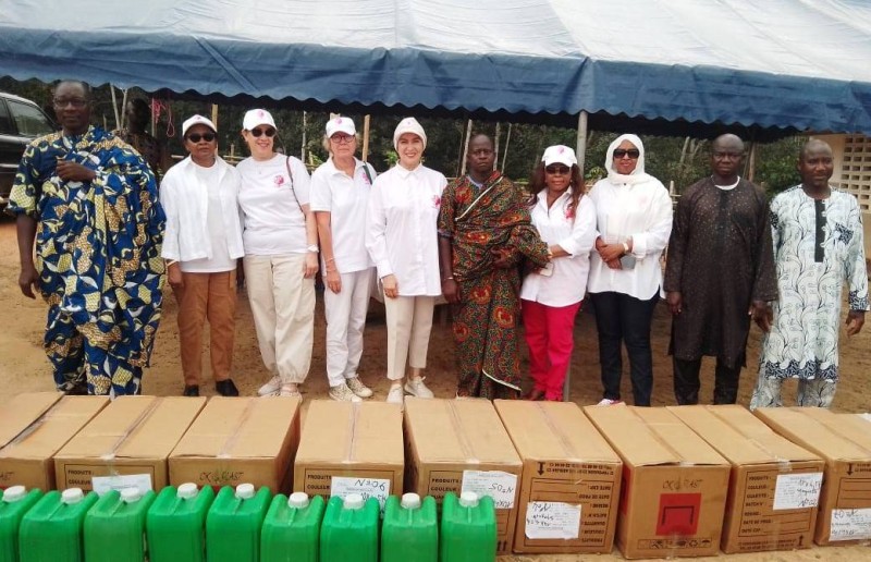 Les épouses et époux des chefs de missions diplomatiques réunis aux côtés des autorités locales à Kouakro.