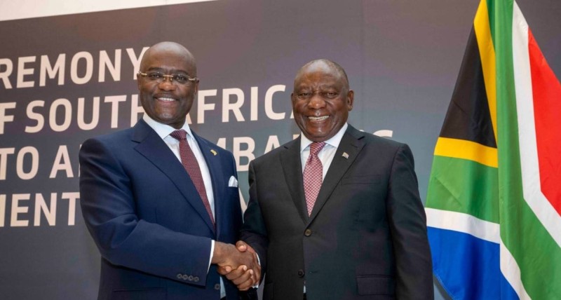 Cyril Ramaphosa, président de l’Afrique du Sud, et le Dr George Elombi, président et directeur général d’Afreximbank, lors de la cérémonie de signature de l’adhésion du pays