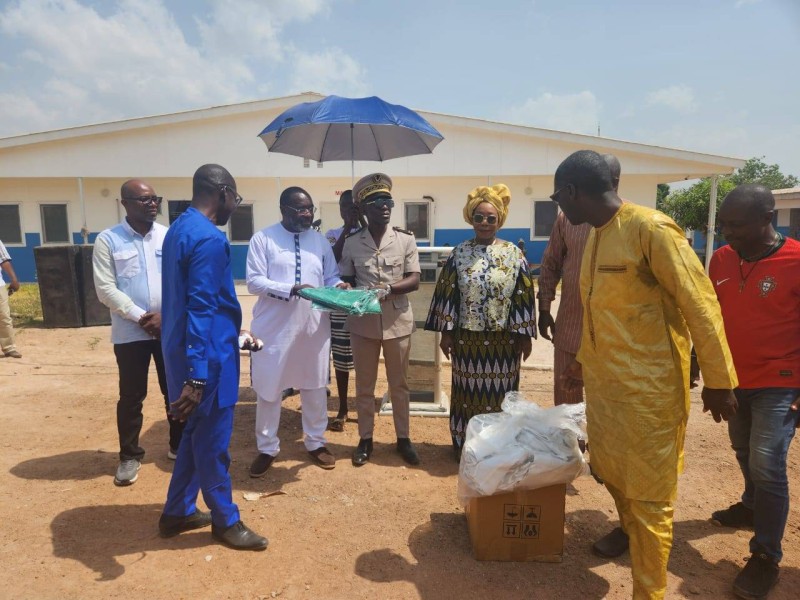 Une partie du matériel biomédical a été remise symboliquement au directeur départemental de la santé de Katiola. (Ph: Dr)