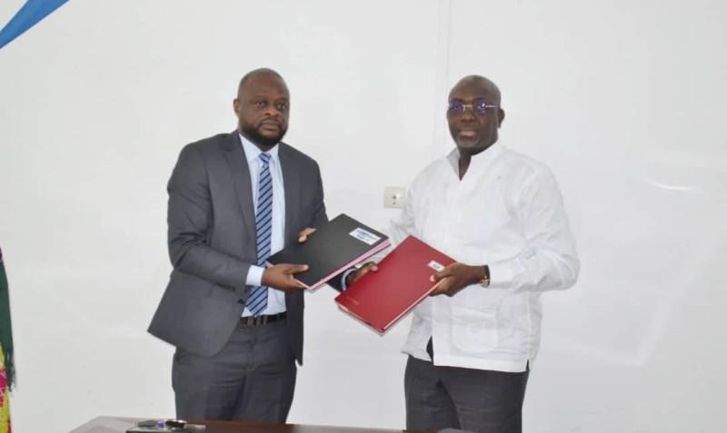 (De la gauche vers la droite) : Le directeur général de l'INJS, Habib Anzoumana Sanogo et le président de l'Académie Akwaball, Ibrahim Coulibaly, après avoir paraphé les documents afférents leur partenariat. (Ph: Dr)