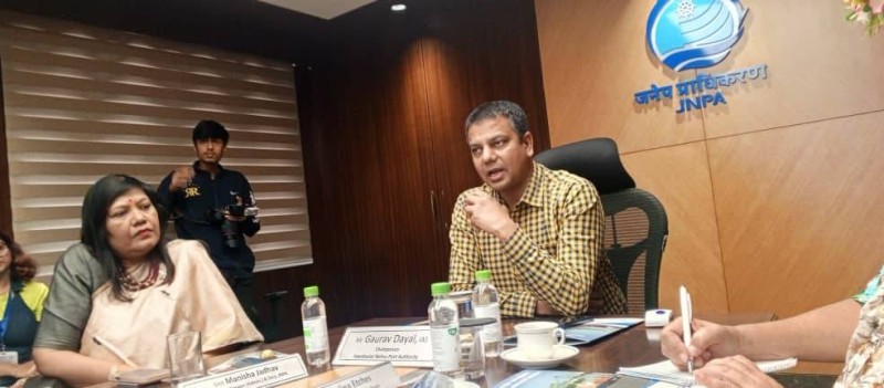 Manisha Jadhav, directeur exécutif de la Jnpa (à droite), annonce d'autres projets. (Ph: Édouard Koudou)