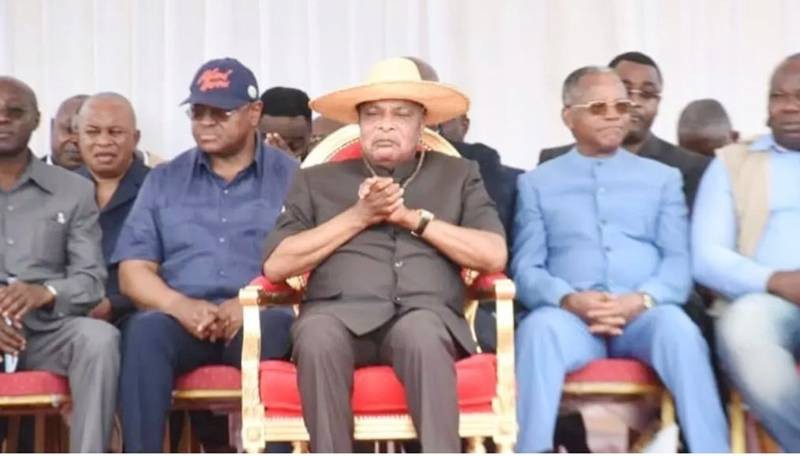 Le Président du Congo, Denis Sassou-Nguesso (en complet marron), de nouveau dans la course à la présidence. (Ph: Dr)