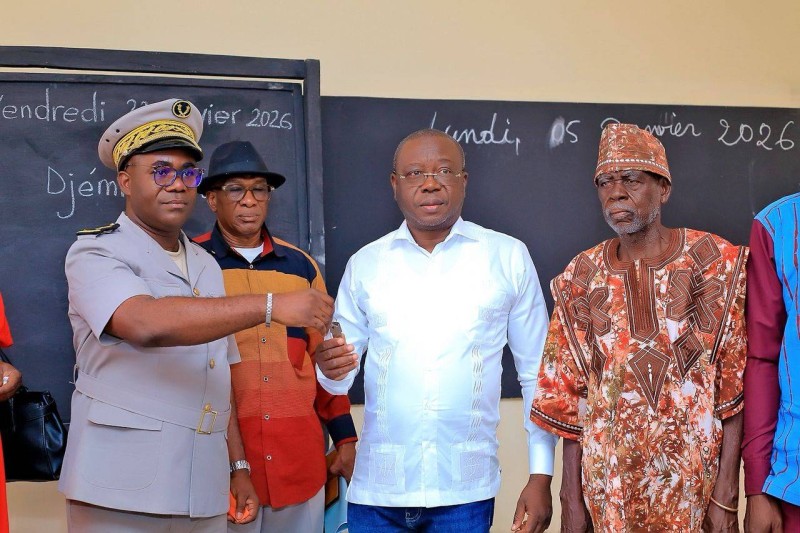 Le maire Ouattara Bourahima procédant à la remise officielle des clés des nouvelles salles de classe à Djemitedouo.