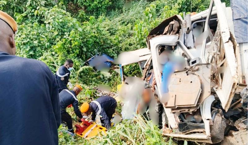 Une vue du camion accidenté.