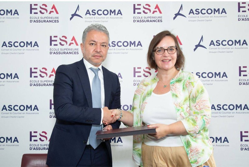 Échange de parapheurs entre le Pdg du Groupe Chedid Capital, Farid Chedid et Sophie Tardy, directrice pédagogique de la formation à distance de l'Esa Paris. (Ph: Dr)