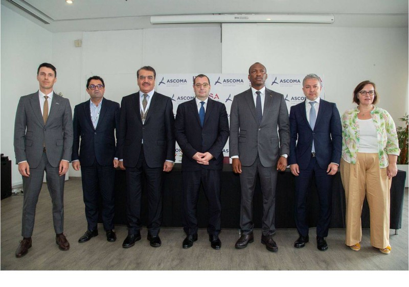 Mamadou Touré, ministre de la Promotion de la jeunesse, de l’Insertion professionnelle et du Service civique, parrain de la cérémonie (3e à partir de la droite) a félicité les signataires. (Ph: Dr)