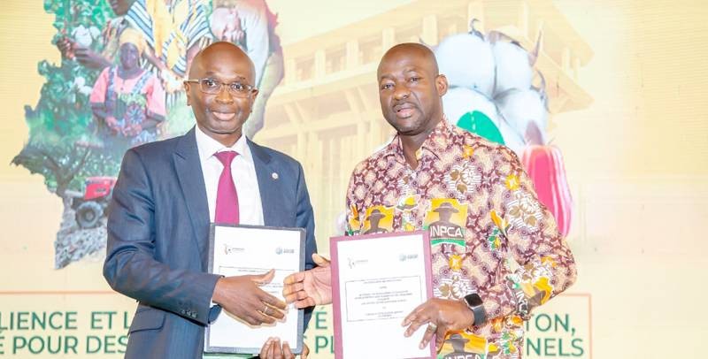 Dr Kaladji Fadiga, directeur général de l'Agence Côte d'Ivoire Export (à gauche) et Mamadou Berté, directeur général du Conseil, ont signé un partenariat au nom de leur structures respectives. (Ph: Dr)
