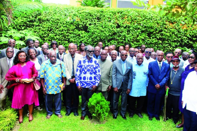 Les académiciens de l’Ascad ont renouvelé leur confiance en leur président, le Prof. Aké N’Gbo (au centre). (Ph: Dr)