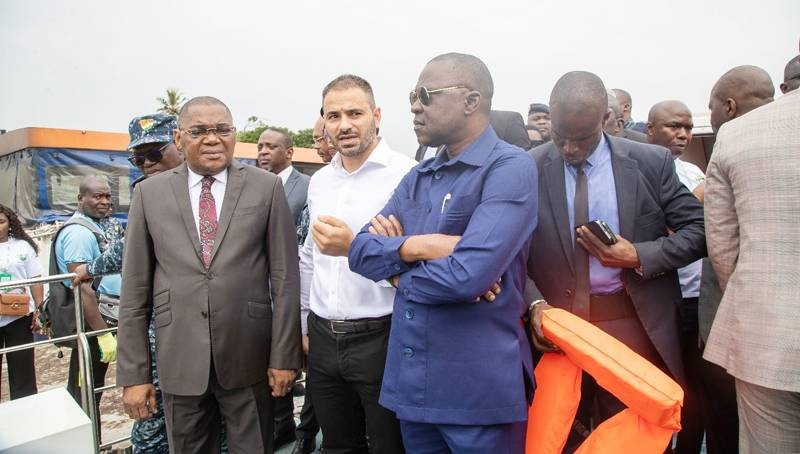 Le ministre Amadou Koné (en tenue bleue), accompagné du ministre délégué Célestin Sérey Doh (en costume marron), est sur le terrain pour faire le constat du remblayage illégal. (Ph: Dr)