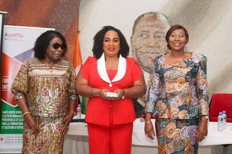 La marraine  l'édition du Mafemci 2026, (à droite) salue cette initiative de renforcement de capacité des femmes (Photo Bavane)
