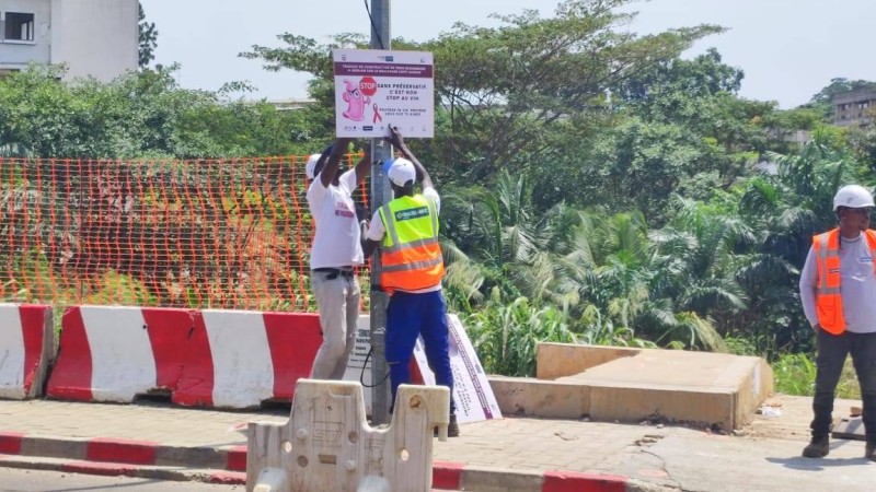 Des affiches sensibilisatrices ont été posées un partout le long du boulevard Koffi Gadeau (Photo Dr)