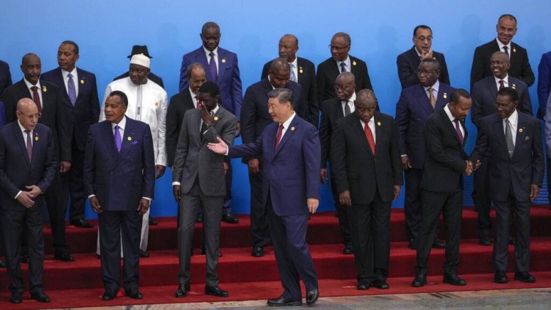 Alors que la Chine avait déjà fait du continent africain un de ses partenaires économiques les plus importants, Pékin a fortement accéléré cette tendance au cours de 2025. Ici, le président chinois Xi Jinping accueille de nombreux homologues africains lors du Forum de coopération Chine-Afrique (Focac), à Pékin, le 5 septembre 2024. AFP - ANDY WONG 