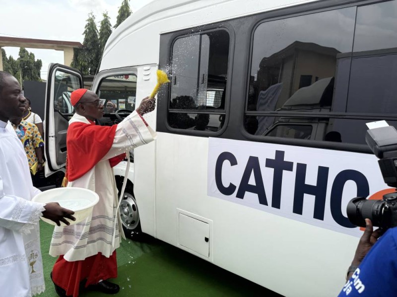 Son Éminence Ignace Cardinal Bessi Dogbo, Archevêque métropolitain d’Abidjan, a béni les engins. (Photo Bavane)