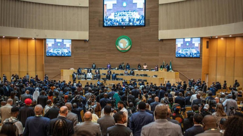  Des délégués assistent à la cérémonie de clôture dans la salle Nelson Mandela, lors de la 39e session ordinaire de l'Assemblée de l'Union africaine, au siège de l'UA à Addis-Abeba, le 15 février 2026. AFP - MARCO SIMONCELLI 