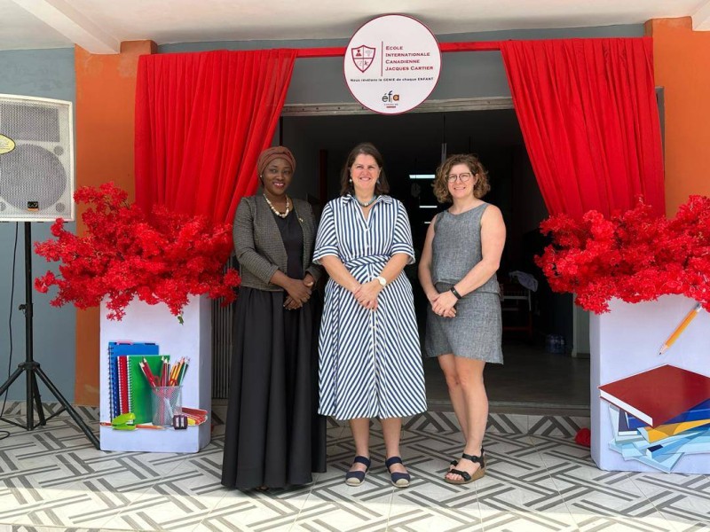 L’ambassadrice et la directrice de l’école